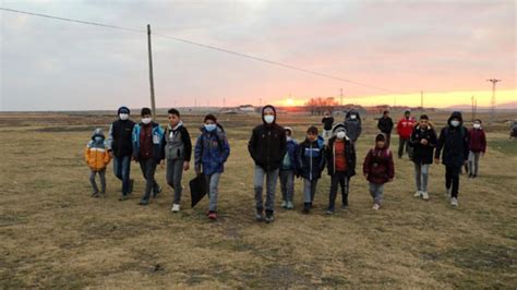 E­s­k­i­ş­e­h­i­r­­d­e­k­i­ ­ö­ğ­r­e­n­c­i­l­e­r­ ­3­ ­k­i­l­o­m­e­t­r­e­l­i­k­ ­z­o­r­l­u­k­l­a­r­ı­ ­a­ş­ı­p­ ­o­k­u­l­a­ ­g­i­d­i­y­o­r­